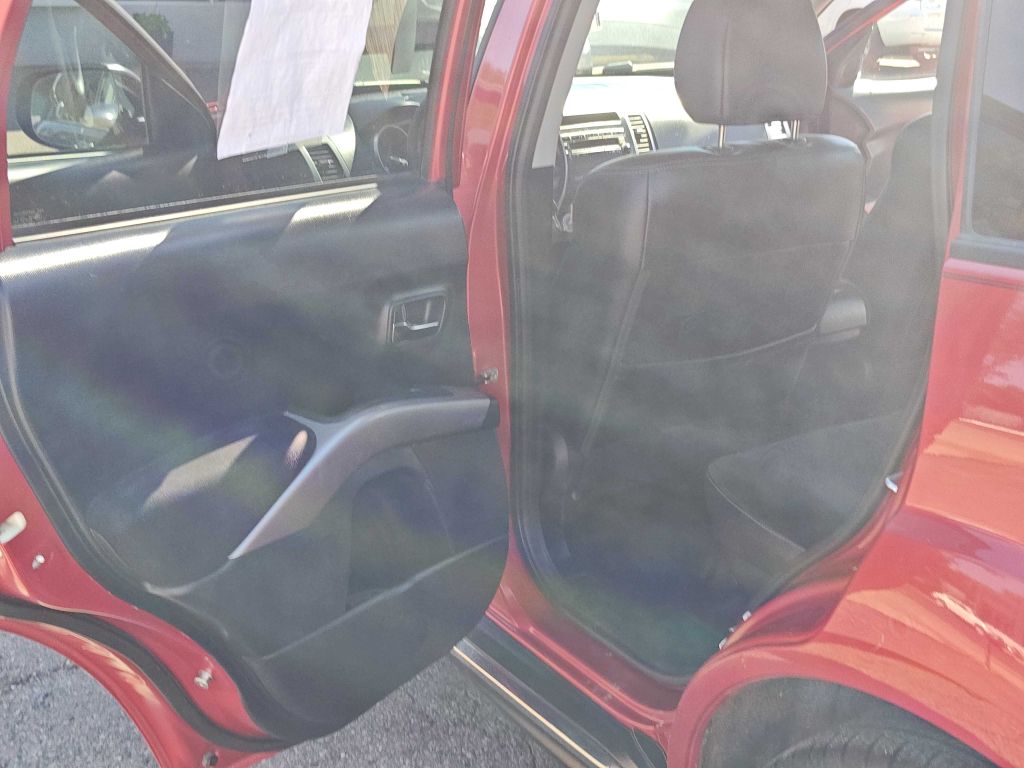 Photo 16 of this MITSUBISHI OUTLANDER