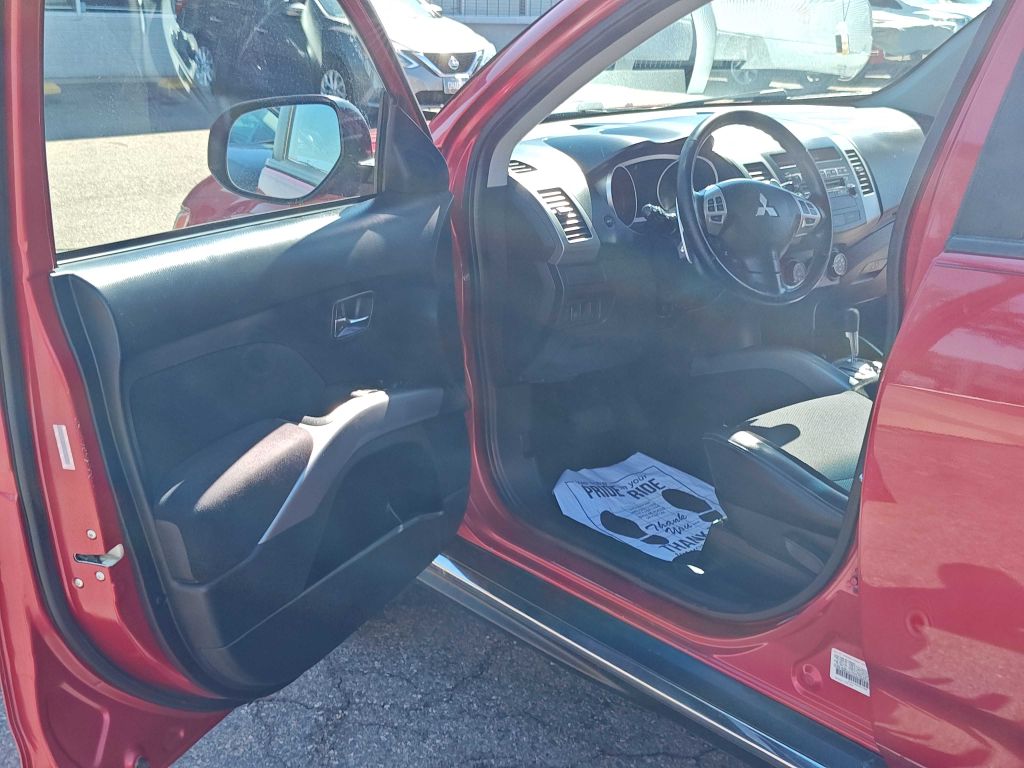 Photo 14 of this MITSUBISHI OUTLANDER