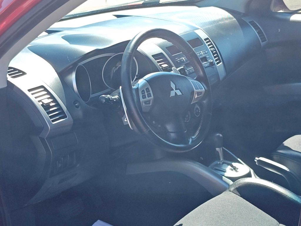 Photo 11 of this MITSUBISHI OUTLANDER