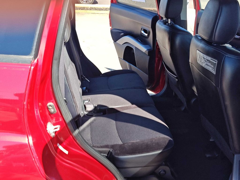 Photo 15 of this MITSUBISHI OUTLANDER