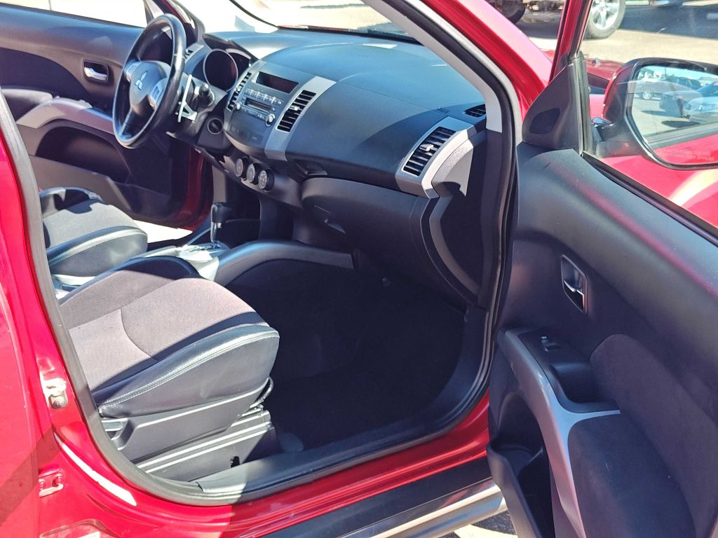 Photo 17 of this MITSUBISHI OUTLANDER
