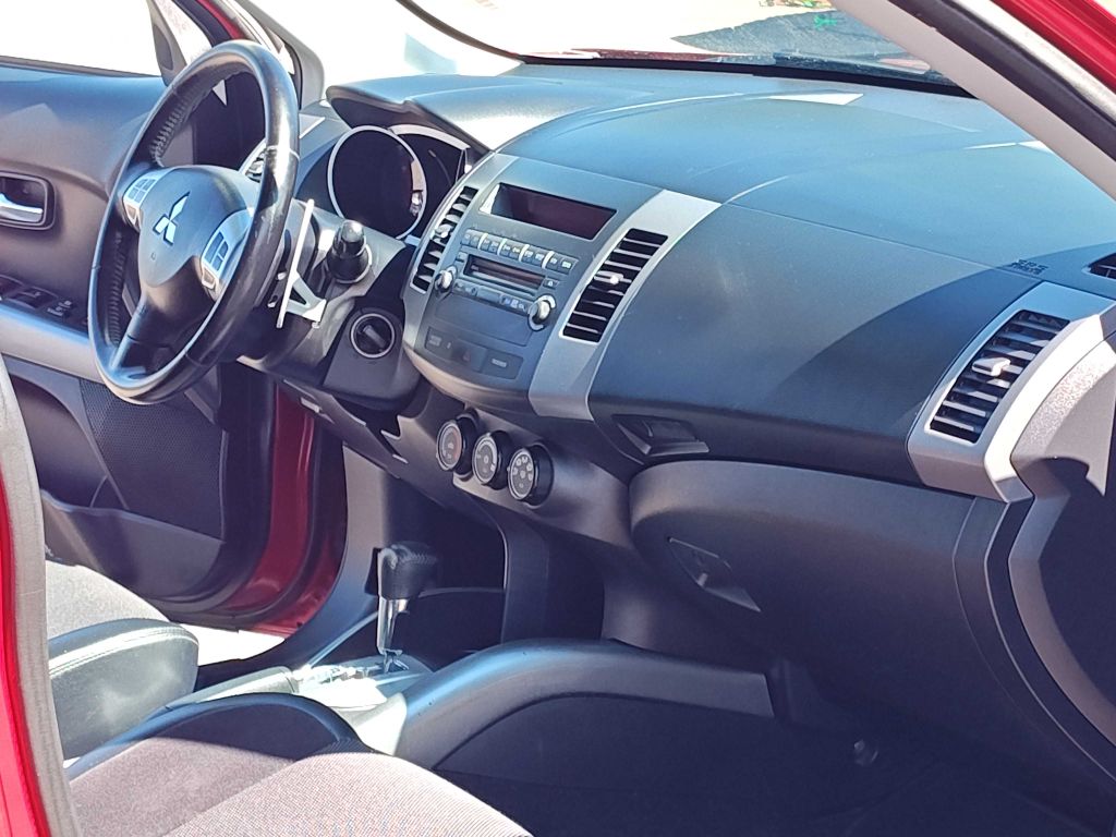 Photo 12 of this MITSUBISHI OUTLANDER