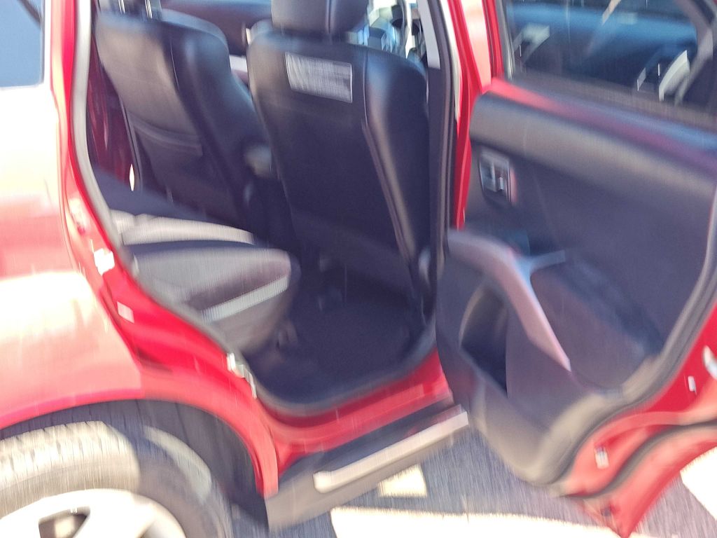 Photo 19 of this MITSUBISHI OUTLANDER