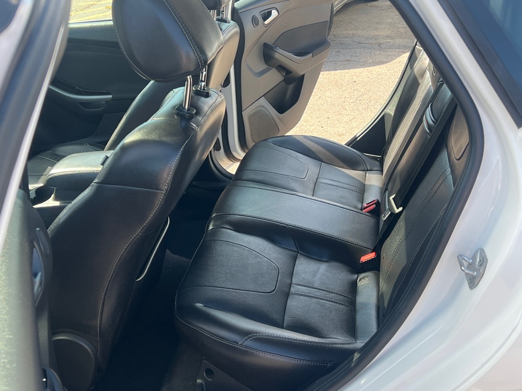 Photo 11 of this FORD FOCUS