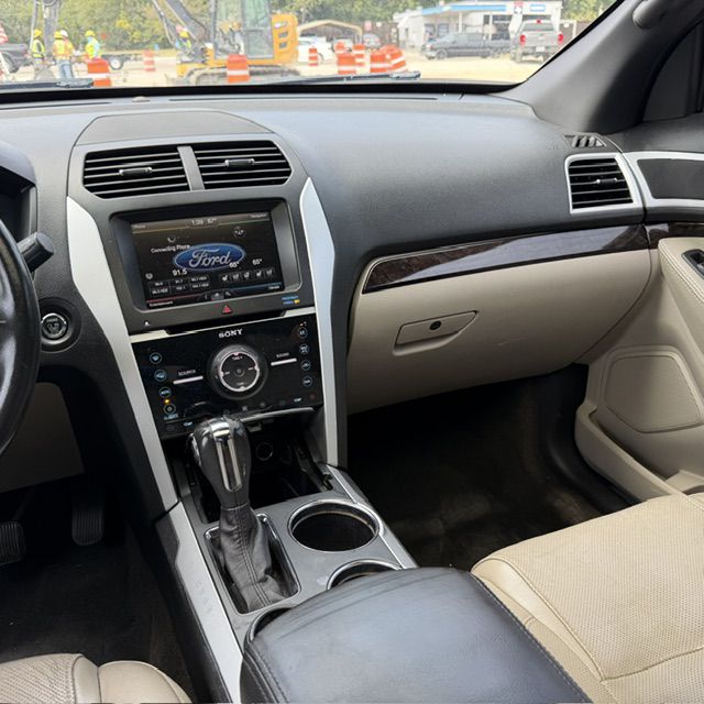 Photo 10 of this FORD EXPLORER