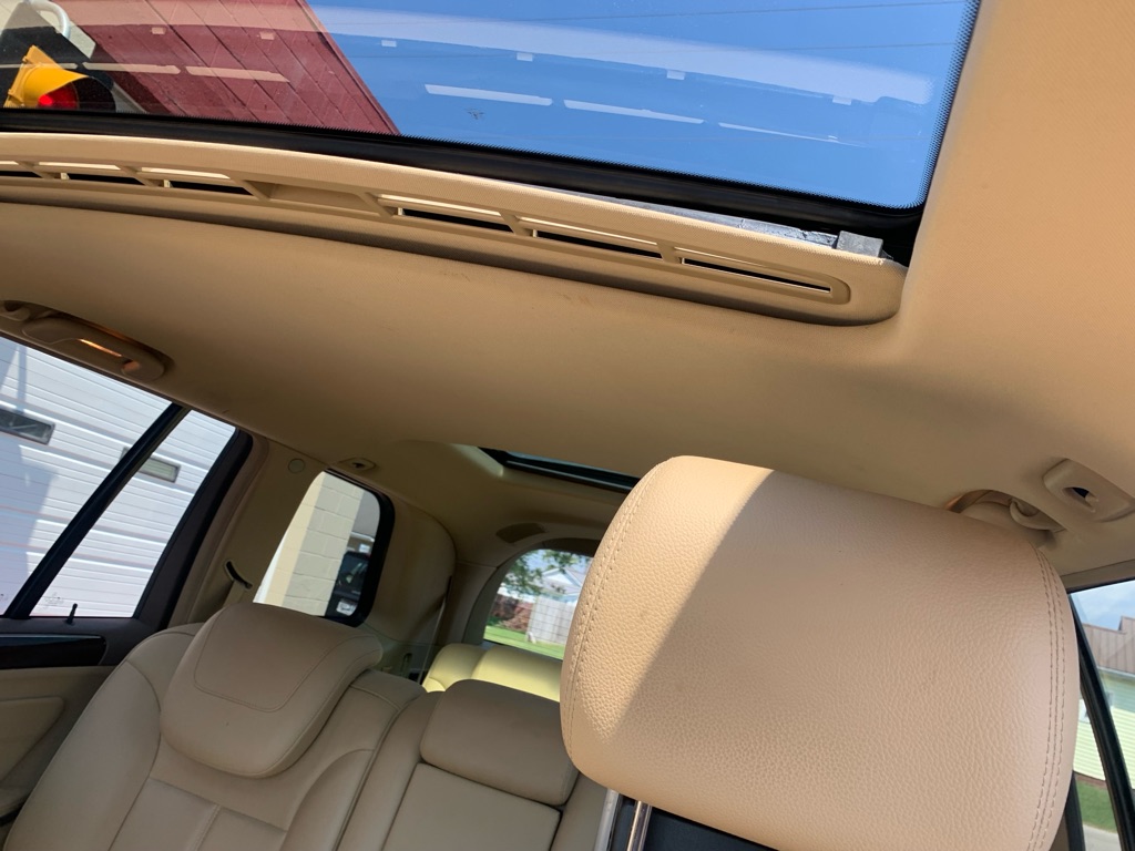 Photo 10 of this MERCEDES-BENZ GL-CLASS