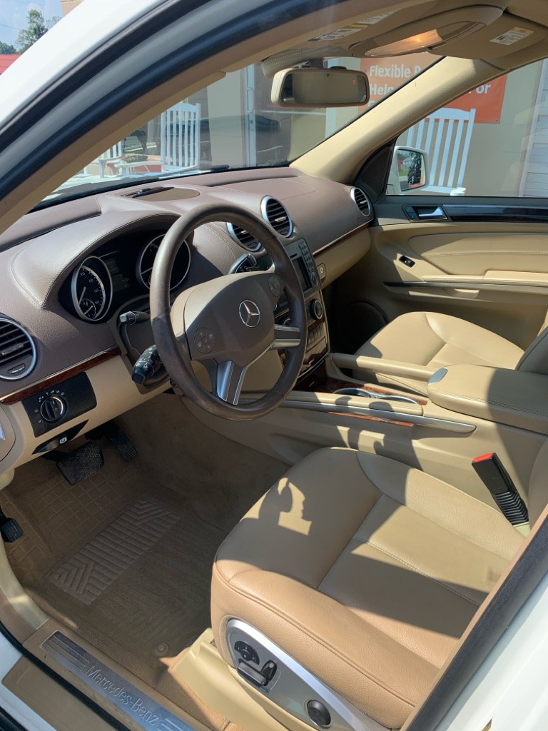 Photo 11 of this MERCEDES-BENZ GL-CLASS