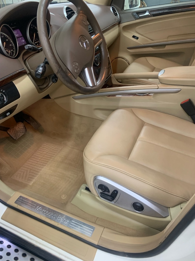 Photo 14 of this MERCEDES-BENZ GL-CLASS