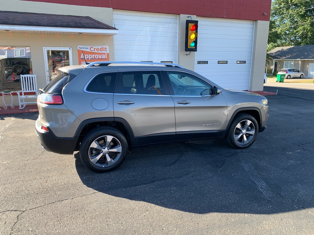 Photo 2 of this JEEP CHEROKEE