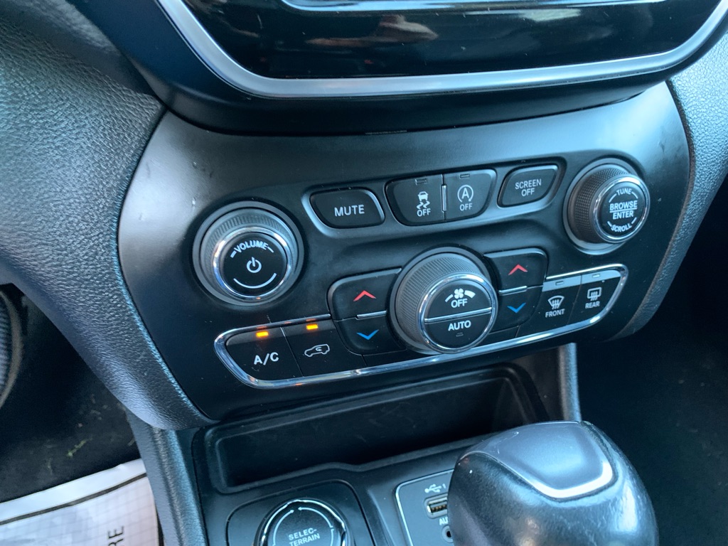 Photo 11 of this JEEP CHEROKEE