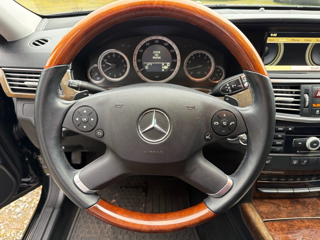 Photo 12 of this MERCEDES-BENZ E-CLASS