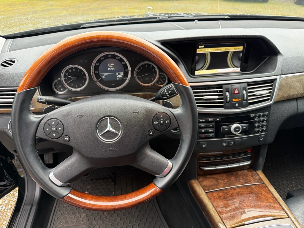 Photo 11 of this MERCEDES-BENZ E-CLASS