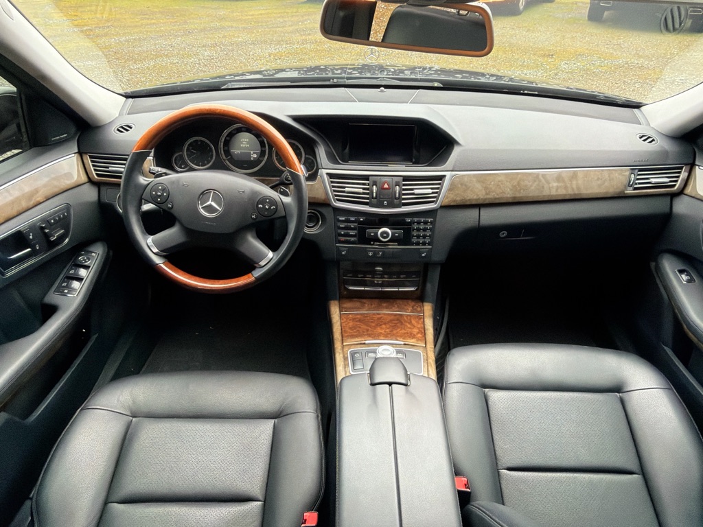 Photo 10 of this MERCEDES-BENZ E-CLASS