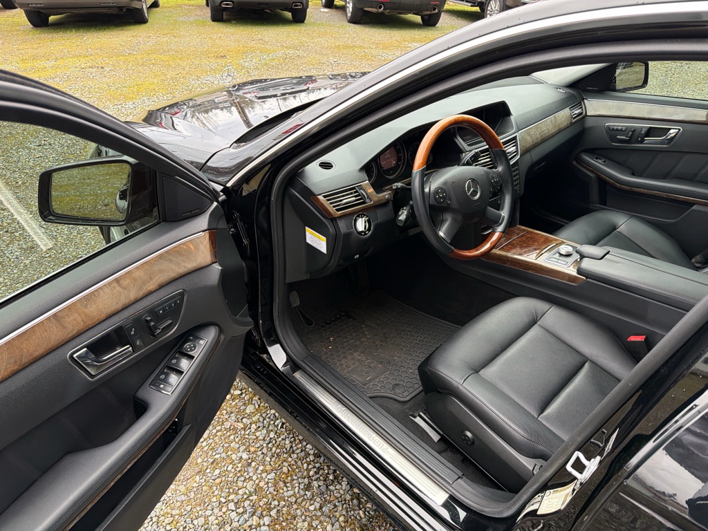 Photo 9 of this MERCEDES-BENZ E-CLASS