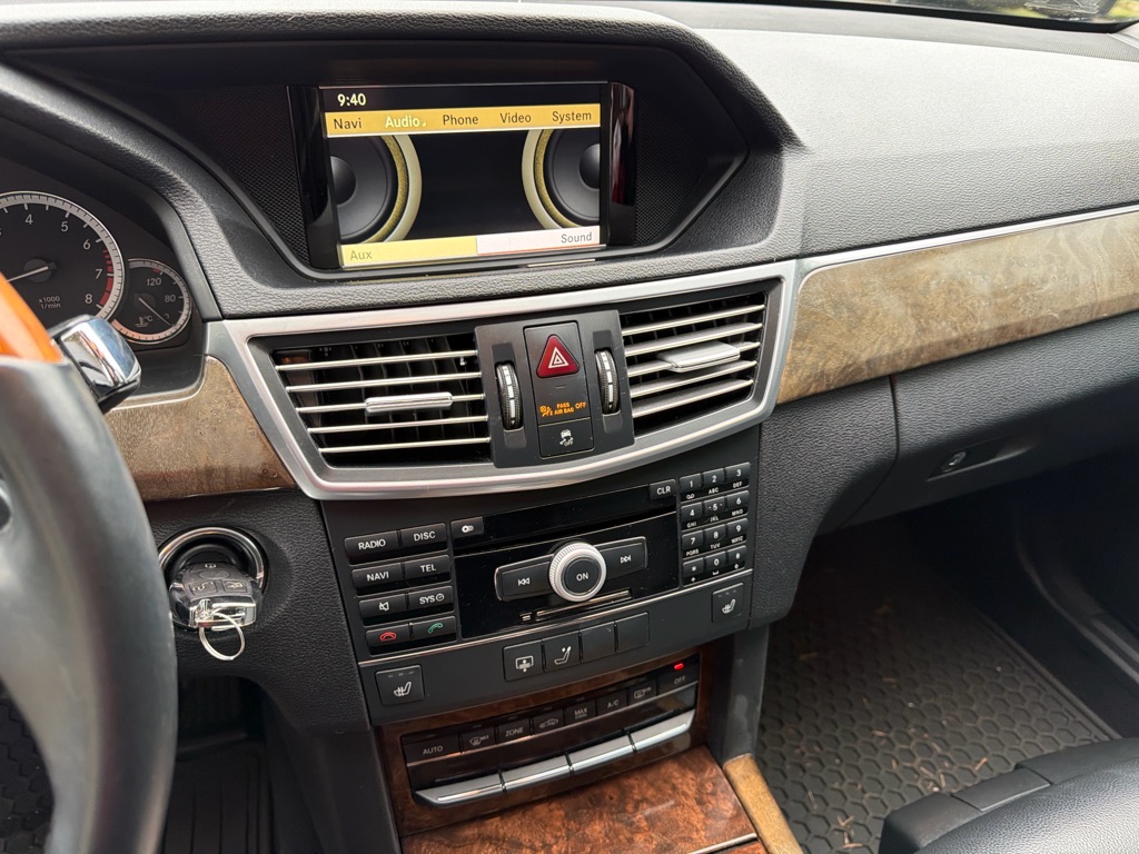 Photo 14 of this MERCEDES-BENZ E-CLASS