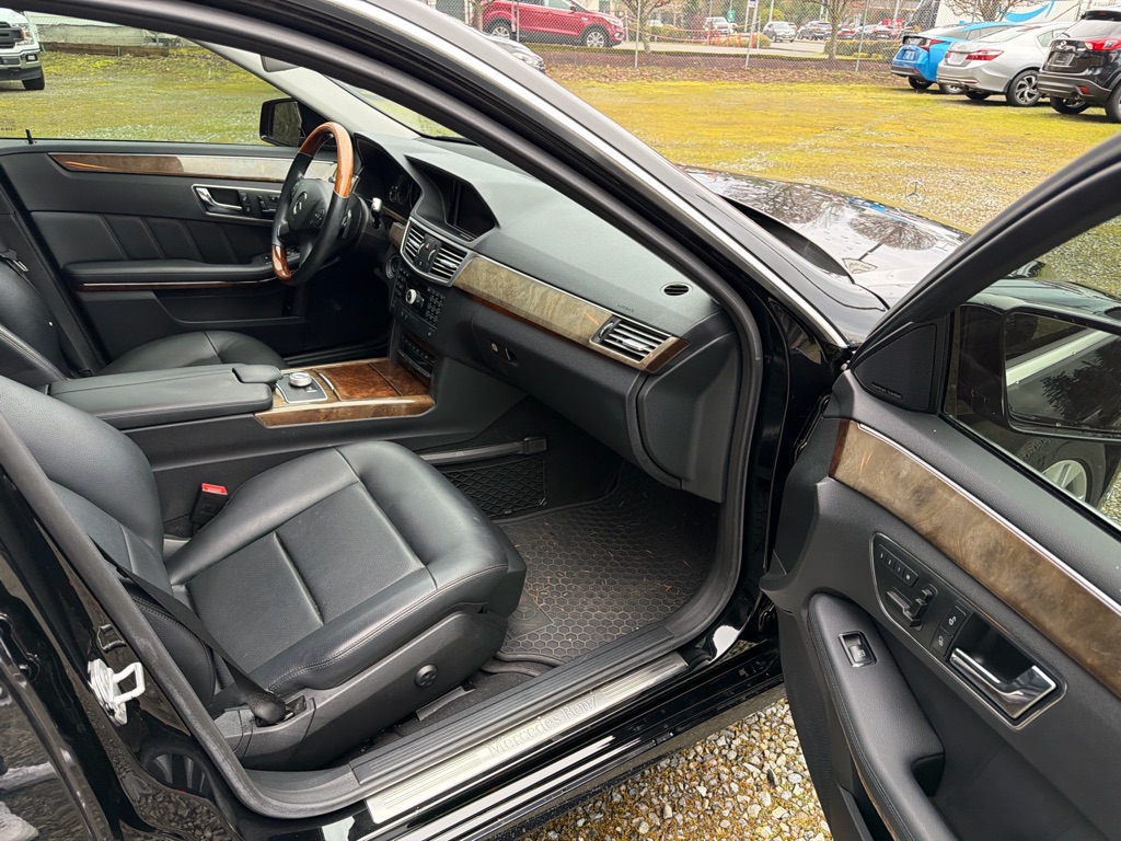 Photo 8 of this MERCEDES-BENZ E-CLASS