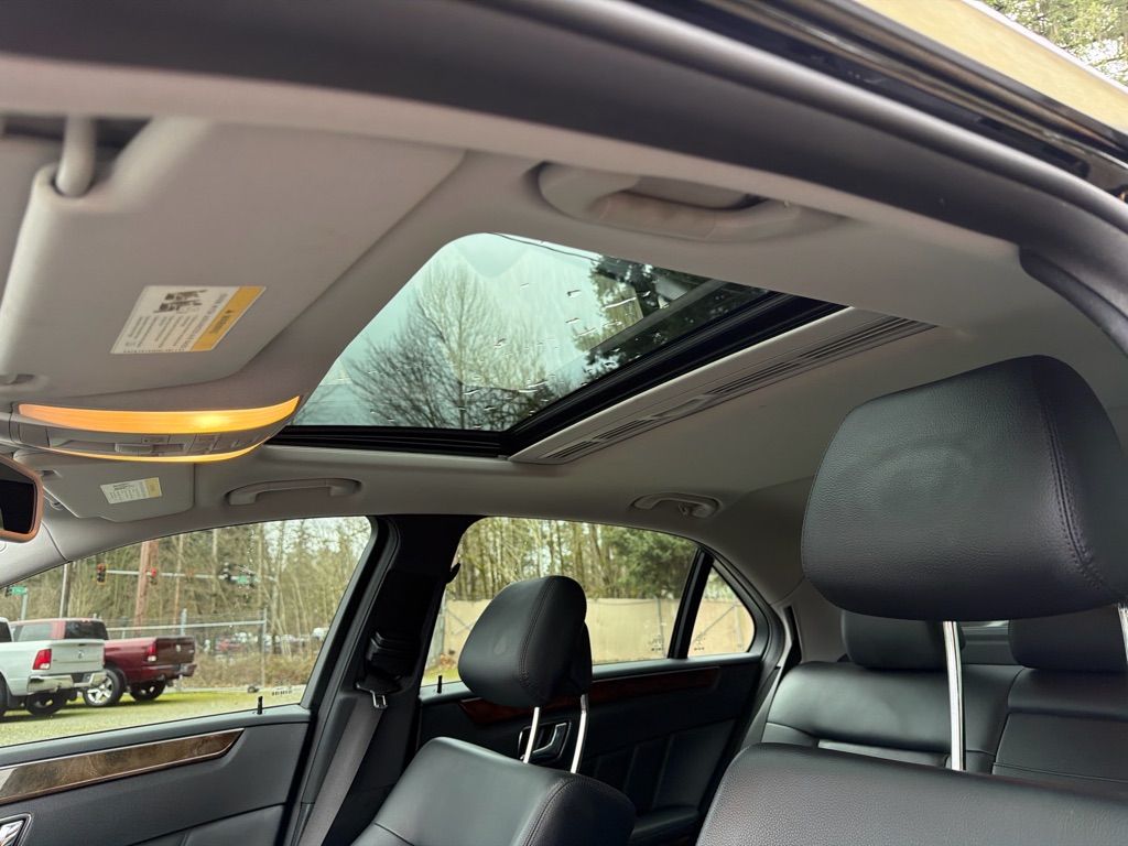Photo 16 of this MERCEDES-BENZ E-CLASS