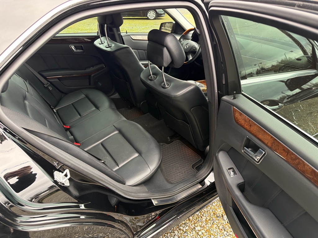 Photo 7 of this MERCEDES-BENZ E-CLASS