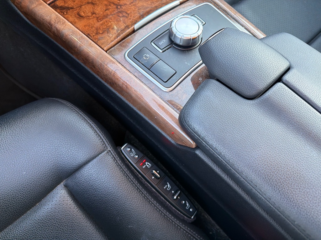 Photo 17 of this MERCEDES-BENZ E-CLASS