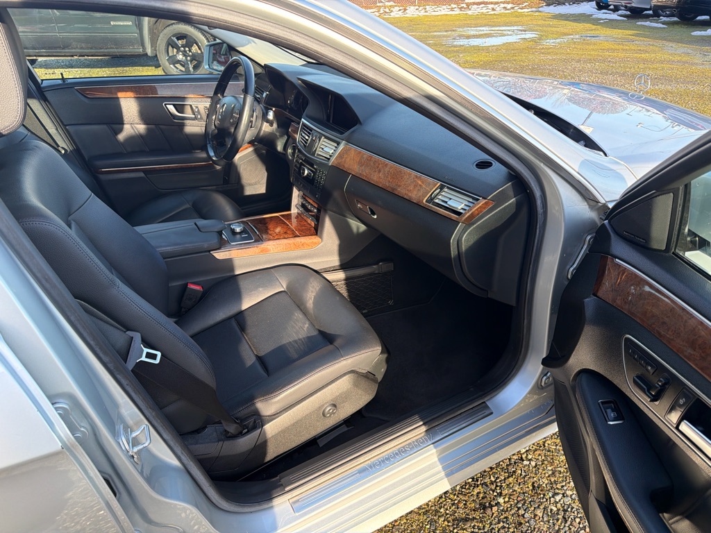 Photo 9 of this MERCEDES-BENZ E-CLASS