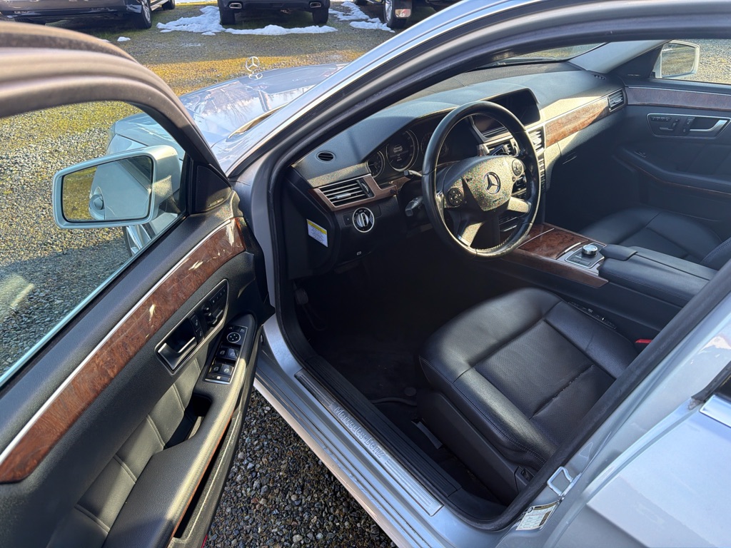 Photo 10 of this MERCEDES-BENZ E-CLASS