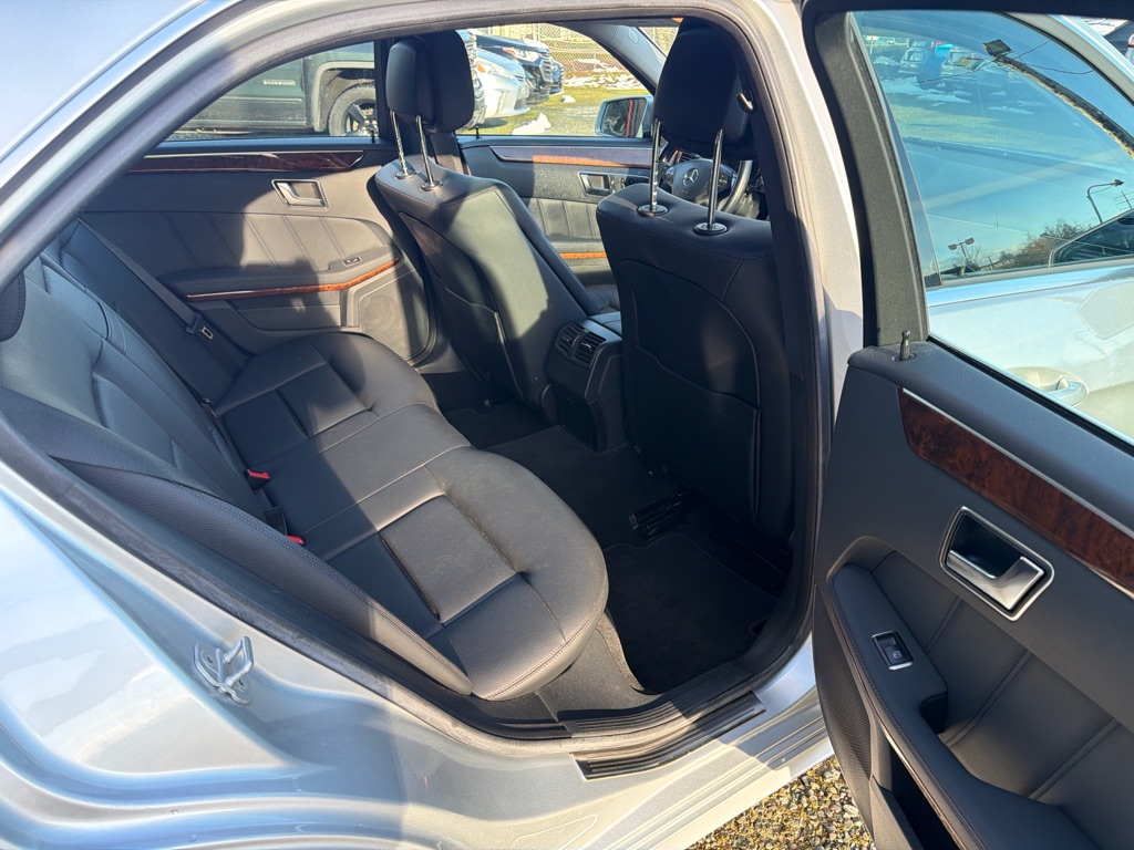 Photo 8 of this MERCEDES-BENZ E-CLASS