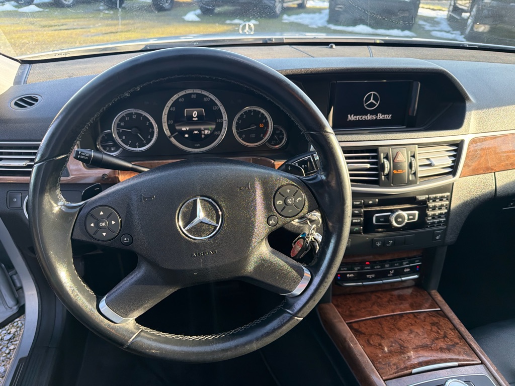 Photo 12 of this MERCEDES-BENZ E-CLASS