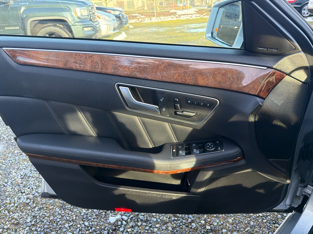 Photo 18 of this MERCEDES-BENZ E-CLASS