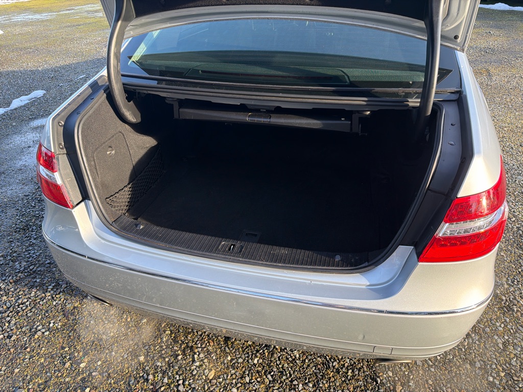 Photo 22 of this MERCEDES-BENZ E-CLASS