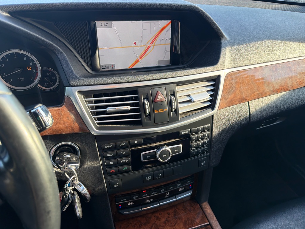 Photo 15 of this MERCEDES-BENZ E-CLASS