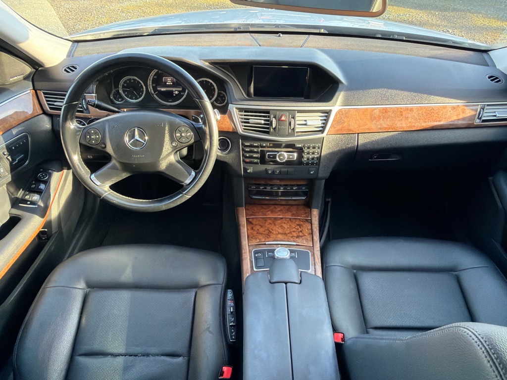 Photo 11 of this MERCEDES-BENZ E-CLASS