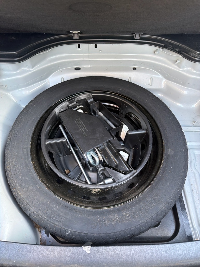 Photo 23 of this MERCEDES-BENZ E-CLASS