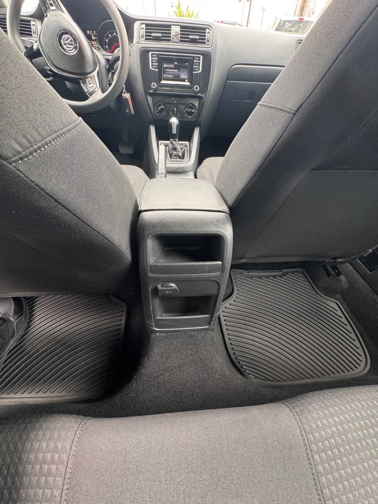Photo 14 of this VOLKSWAGEN JETTA