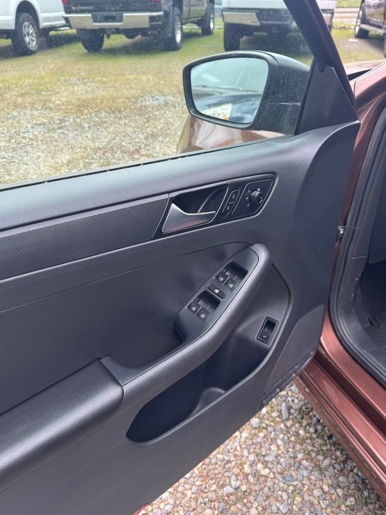 Photo 7 of this VOLKSWAGEN JETTA