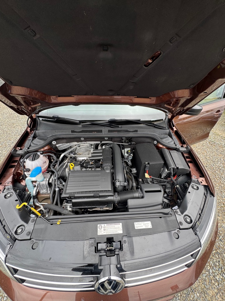 Photo 12 of this VOLKSWAGEN JETTA