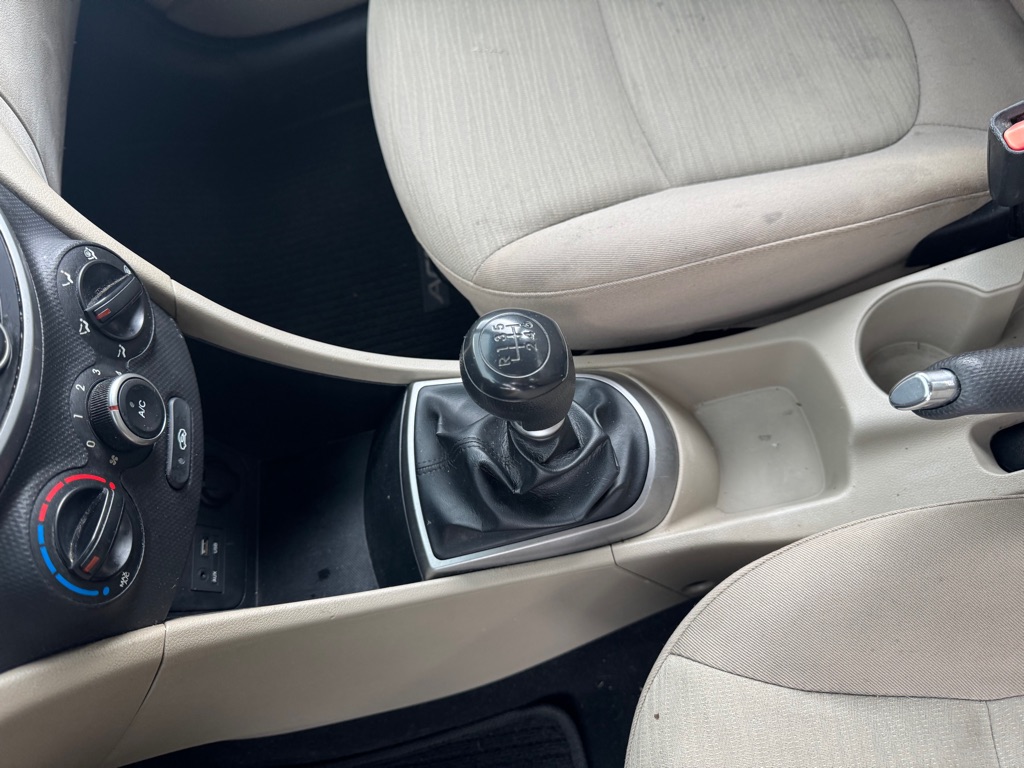 Photo 8 of this HYUNDAI ACCENT