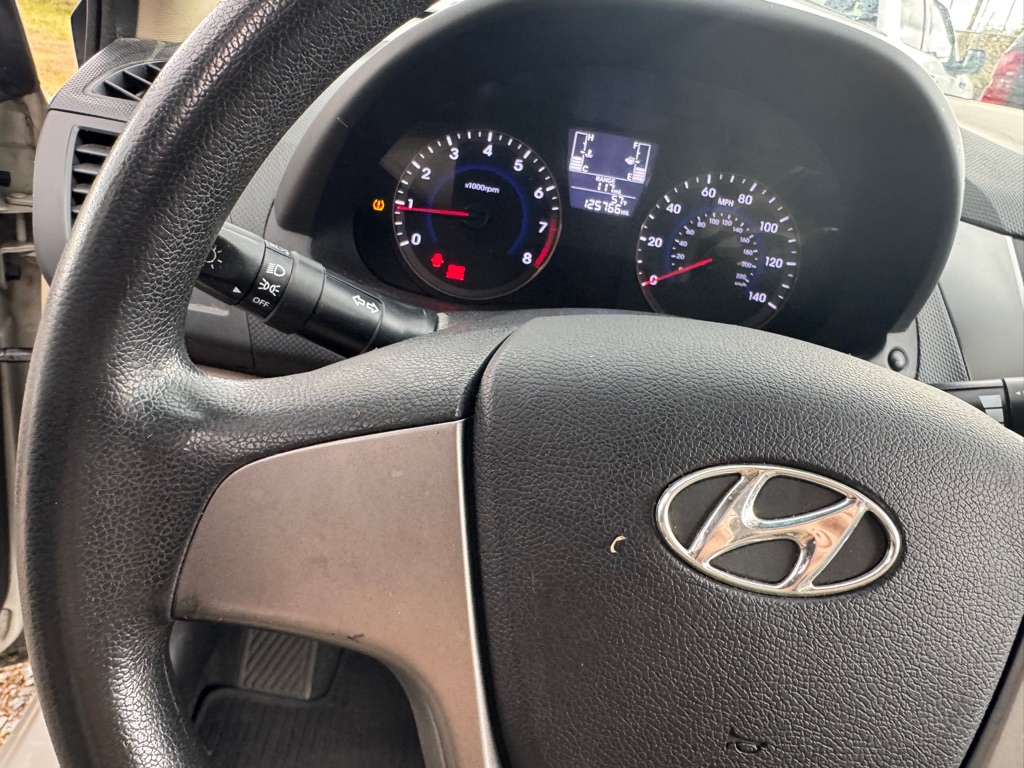Photo 10 of this HYUNDAI ACCENT