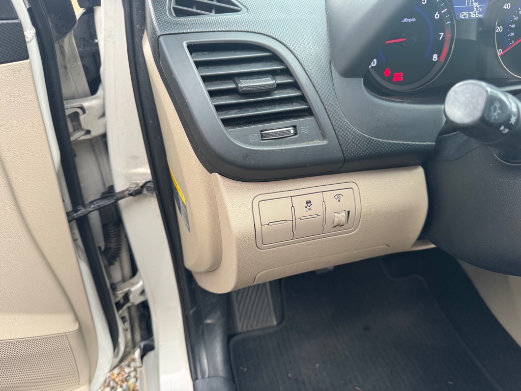 Photo 11 of this HYUNDAI ACCENT