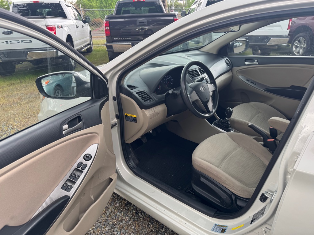 Photo 7 of this HYUNDAI ACCENT