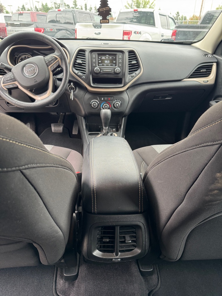 Photo 9 of this JEEP CHEROKEE