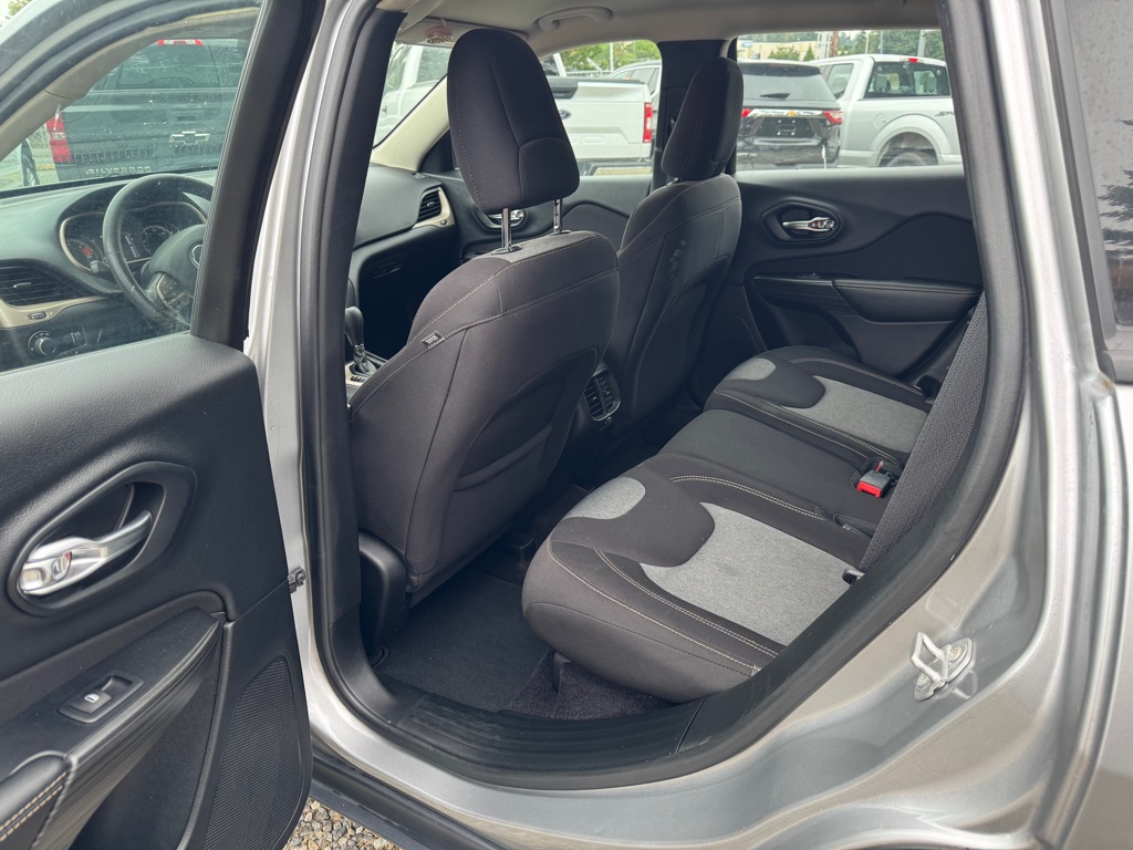 Photo 8 of this JEEP CHEROKEE