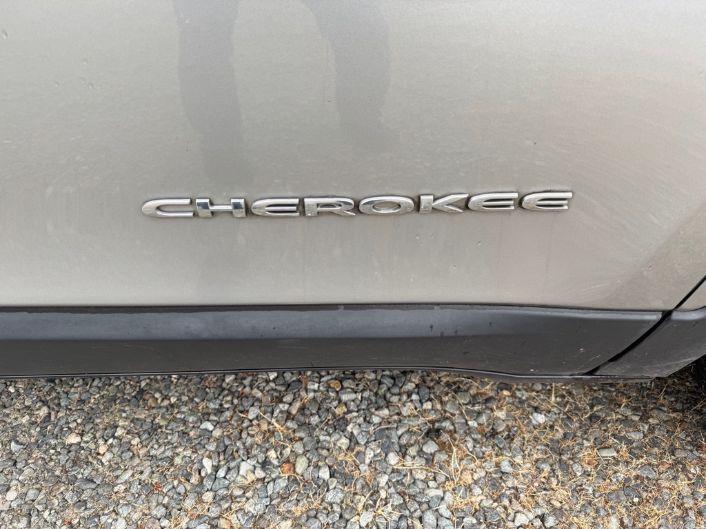 Photo 14 of this JEEP CHEROKEE