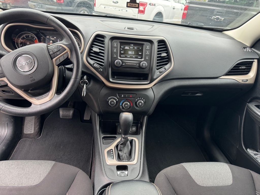 Photo 10 of this JEEP CHEROKEE