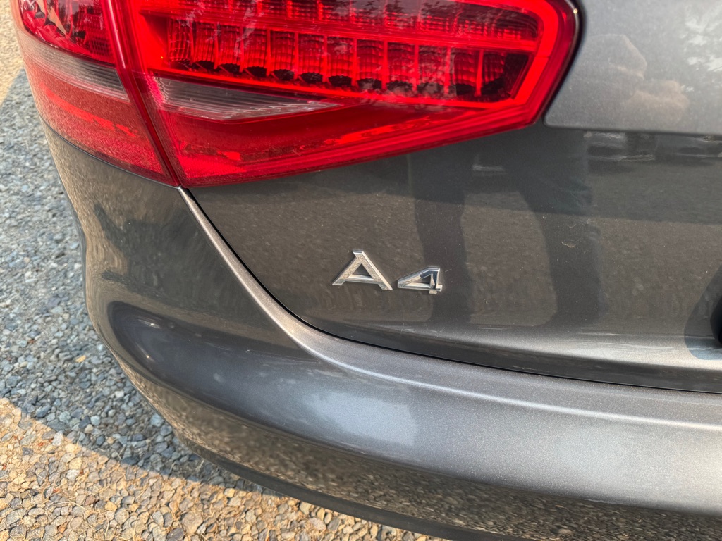 Photo 16 of this AUDI A4