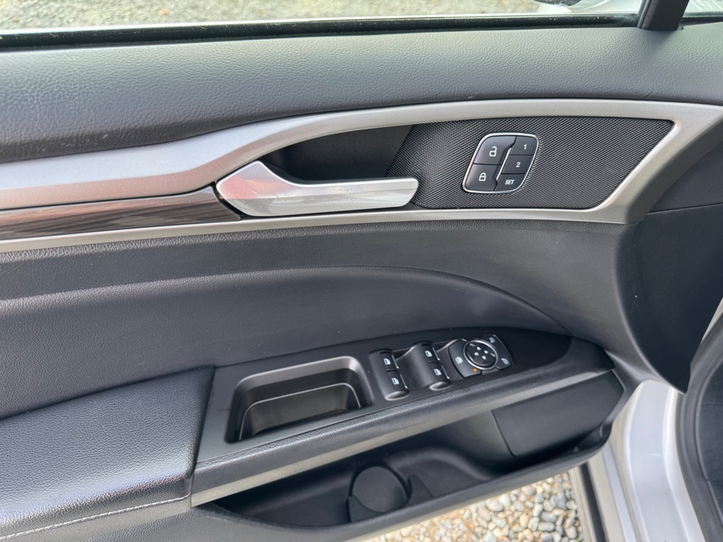 Photo 15 of this FORD FUSION