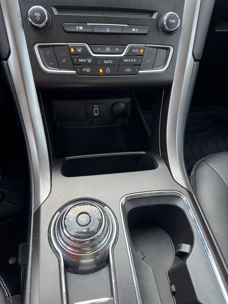 Photo 13 of this FORD FUSION