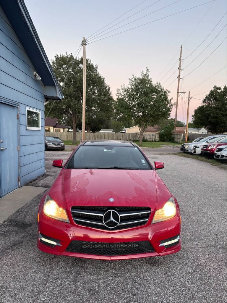 Photo 2 of this MERCEDES-BENZ C-CLASS