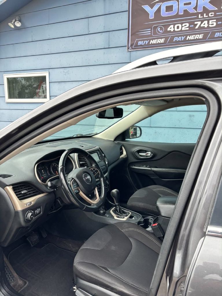 Photo 6 of this JEEP CHEROKEE