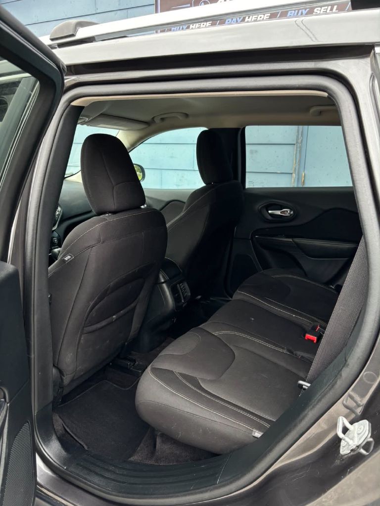 Photo 7 of this JEEP CHEROKEE