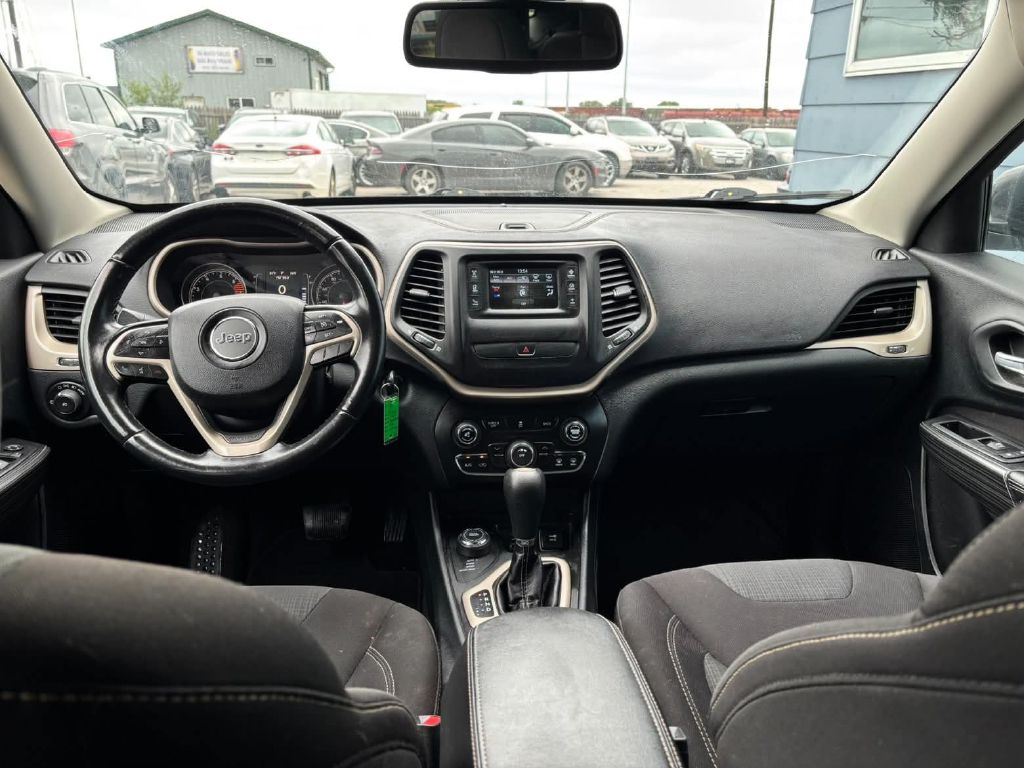 Photo 8 of this JEEP CHEROKEE